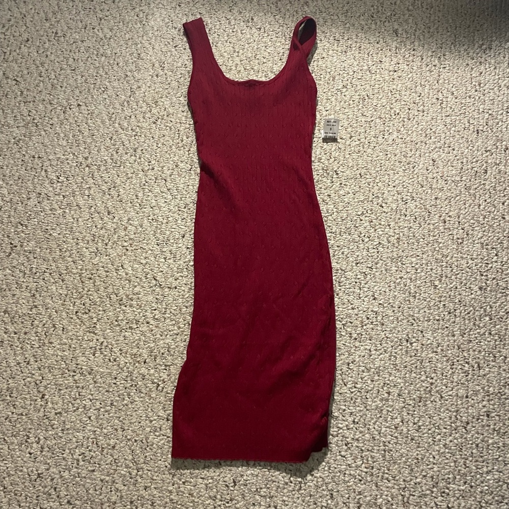 Fitted Burgundy dress. Never worn with tags on. Perfect for a party. Women small